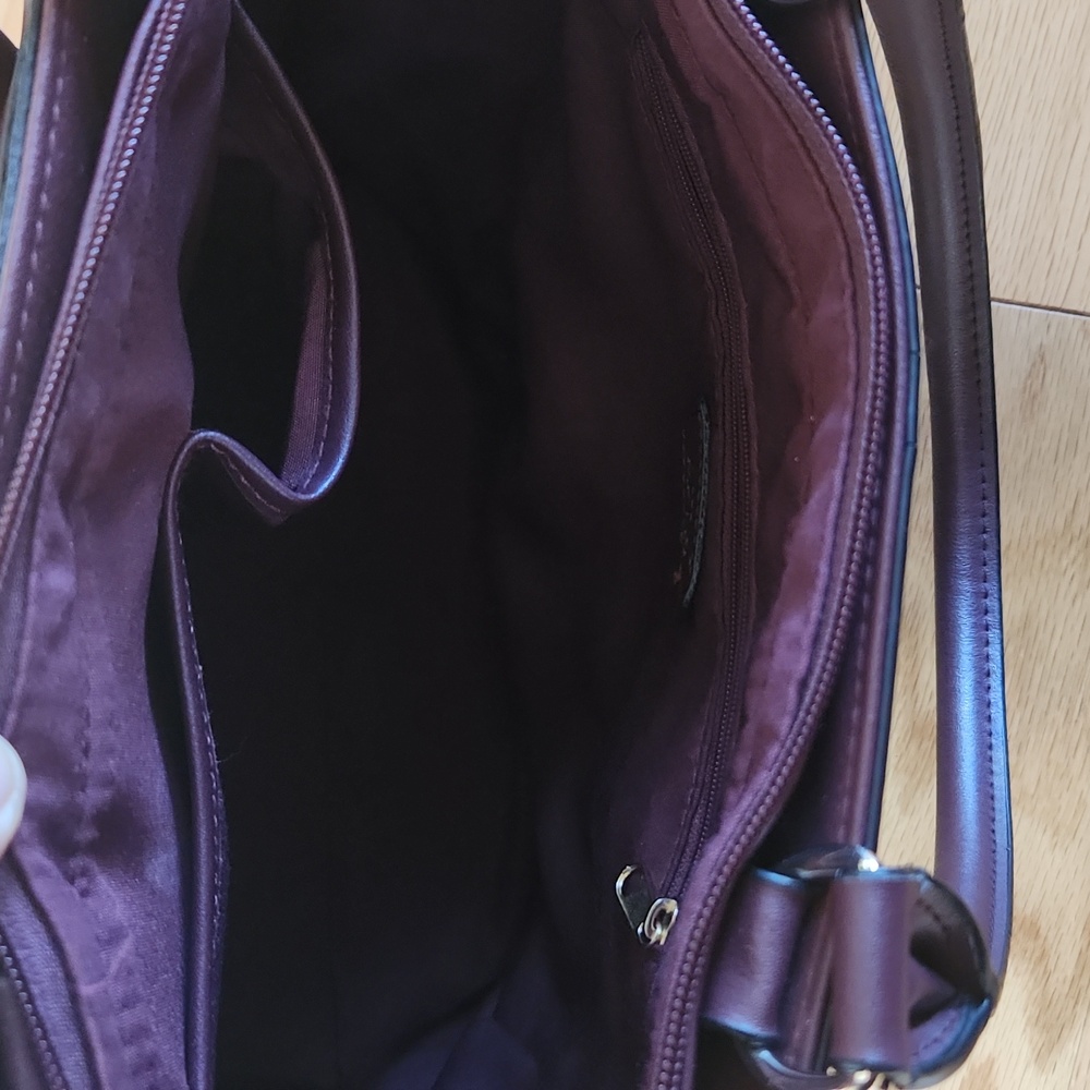 Elegant WineTote with Bow Detail - Picture 4 of 17